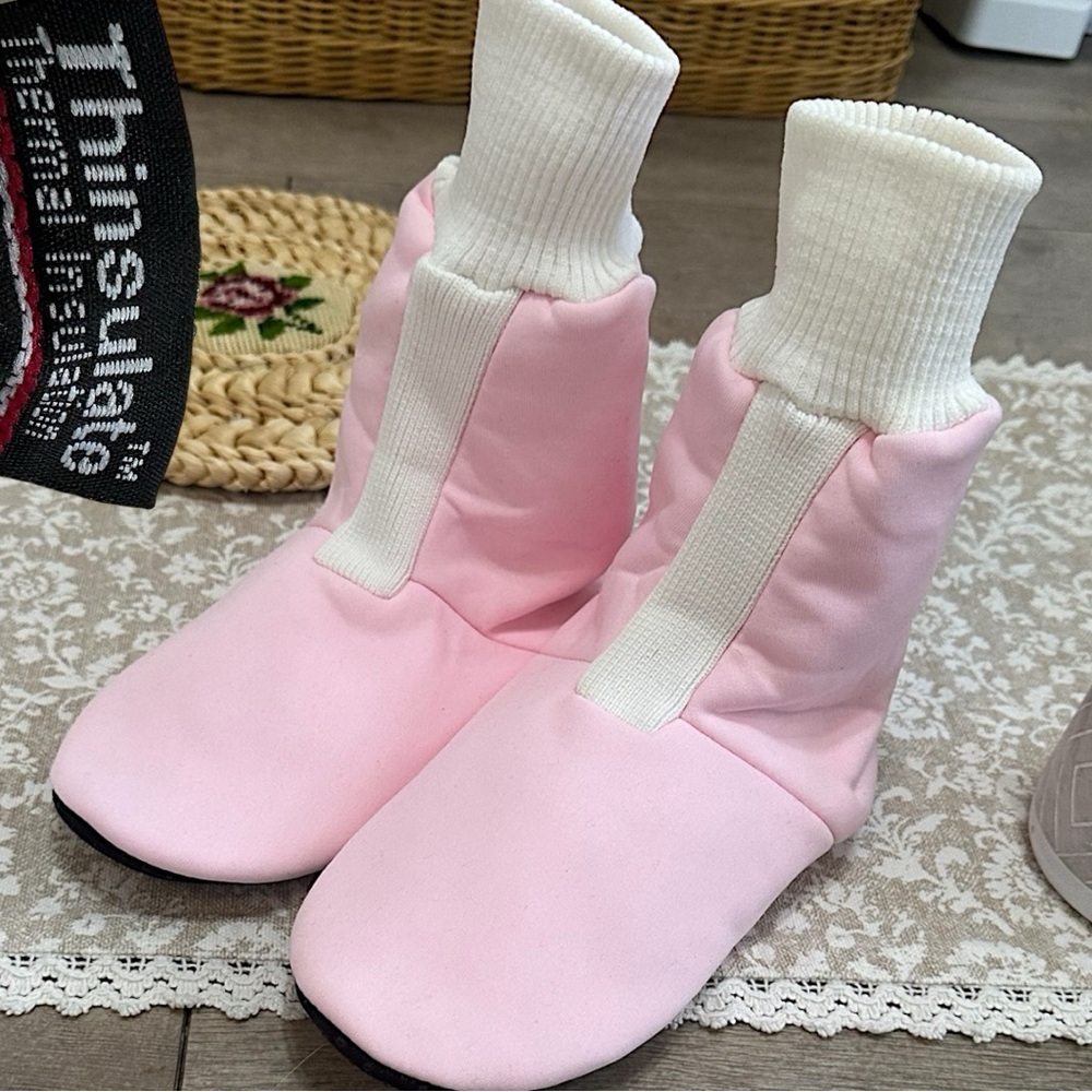 Vintage 90s Thinsulate Women’s Bootie Slippers Size Medium Baby Pink & White
